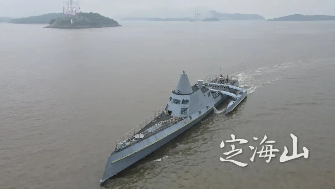 我國(guó)首艘全國(guó)產(chǎn)化百?lài)嵓?jí)無(wú)人艇順利完成首次海上自主航行試驗(yàn)